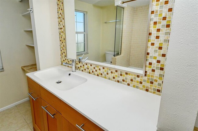 Building Photo - 3137 Lockwood Terrace