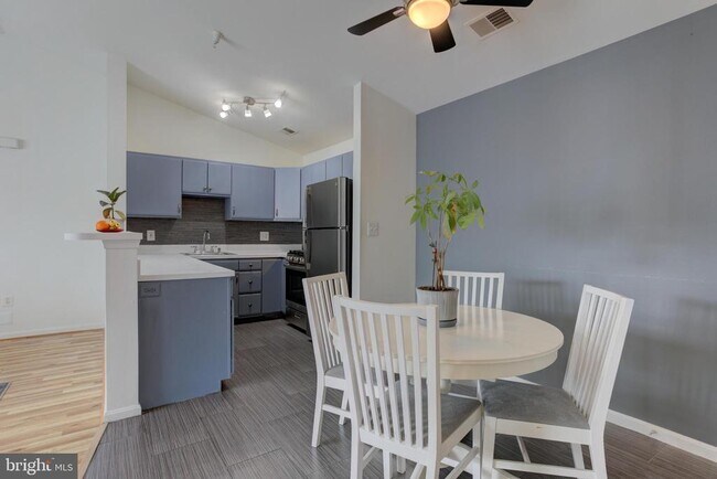 Building Photo - 645 Constellation Square SE