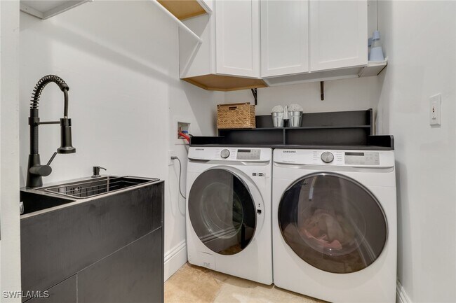 Building Photo - 10213 S Silver Palm Dr