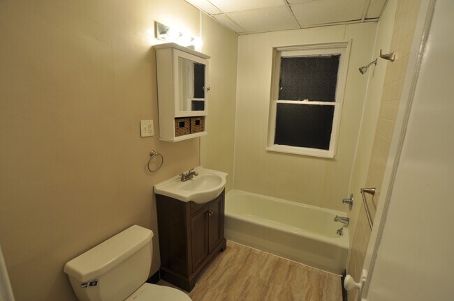 Building Photo - Updated Apartment in the Heart of Beaver F...
