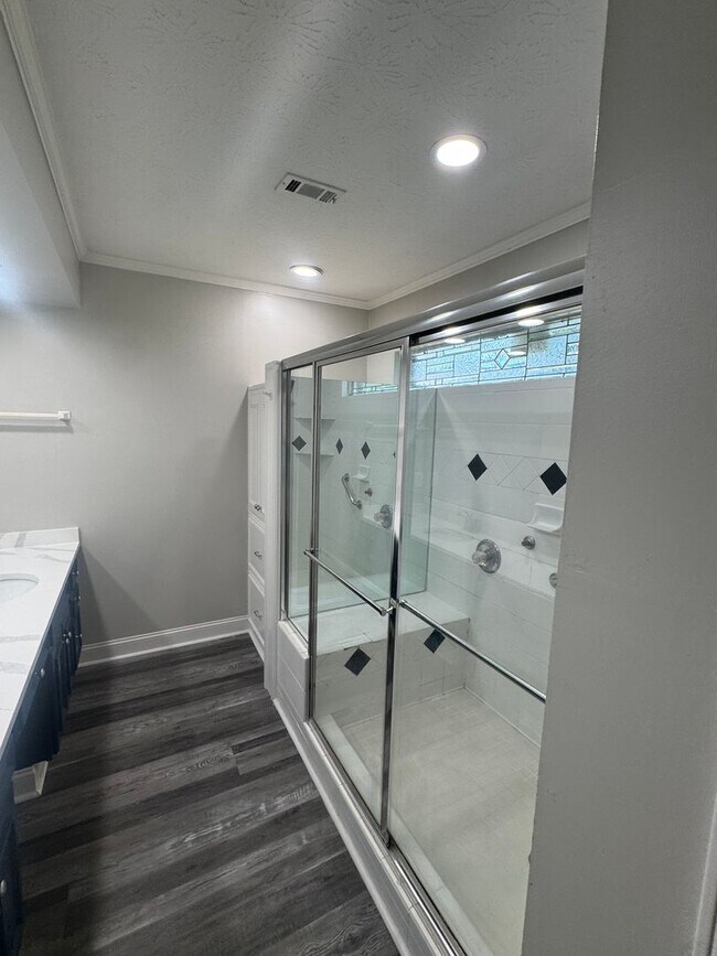 Building Photo - Arrowhead One Level