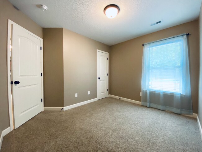 Building Photo - 938 S Mossy Rock Rd