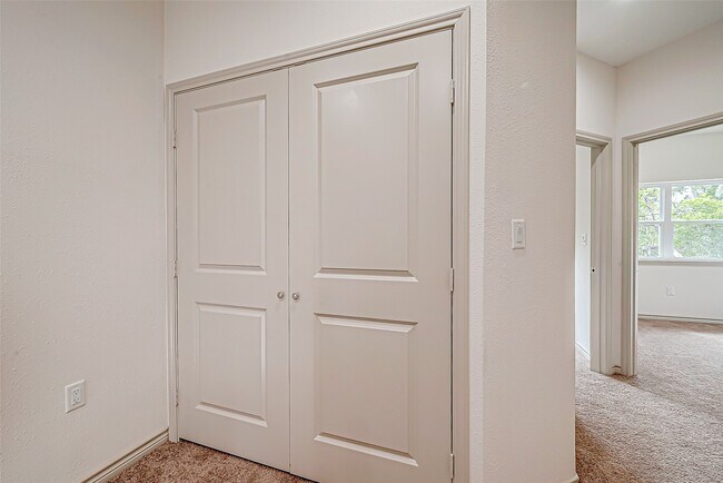 Building Photo - 5530 Hirondel St