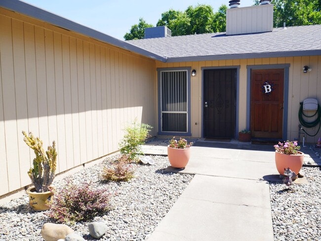Building Photo - Cozy 2 Bed 2 Bath 950sq. ft. Duplex in Elk Grove