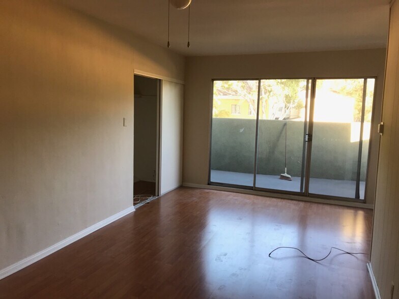 Building Photo - 471 S Fairfax Ave