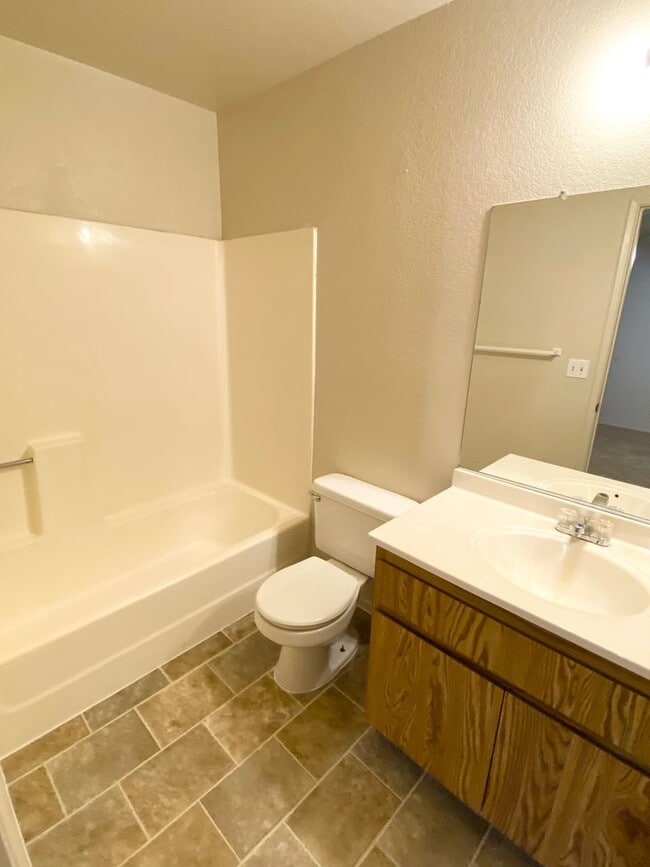Building Photo - 2 Bedroom 2 Bathroom in Vista de Oeste