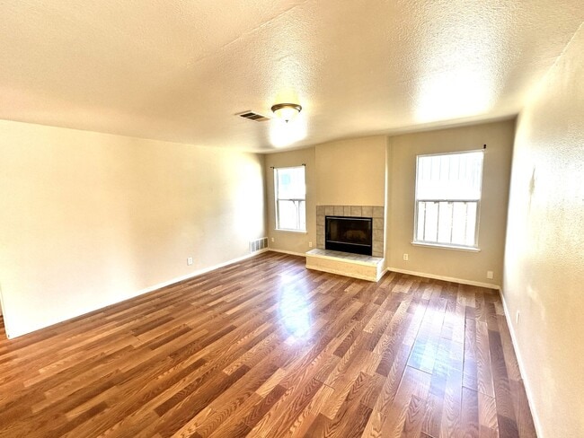 Building Photo - Nice & Quiet single family home in the cen...