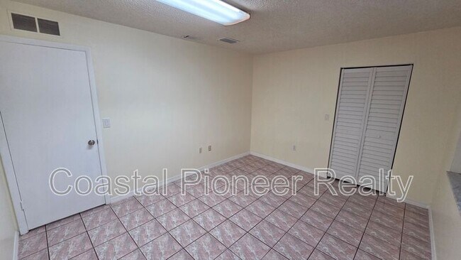 Building Photo - 4817 Cypress Tree Dr