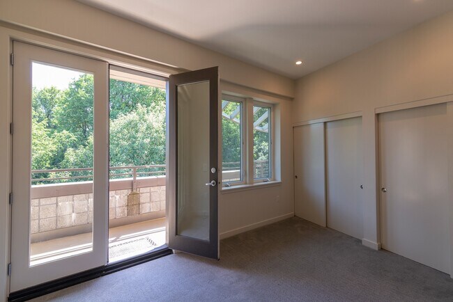 Building Photo - NO PARKING/2+ bed/2 bath top floor condo w...