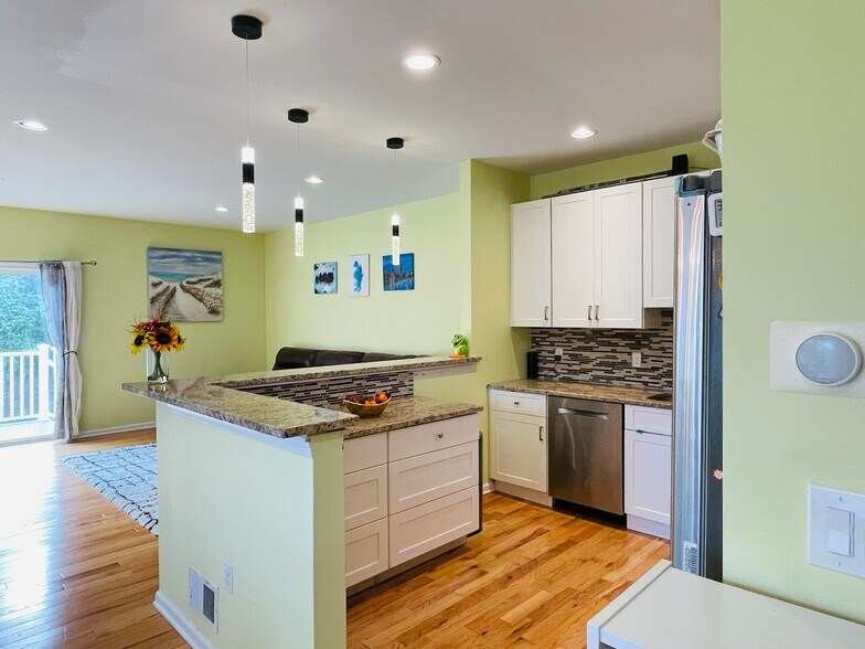Building Photo - 2 Decroce Ct