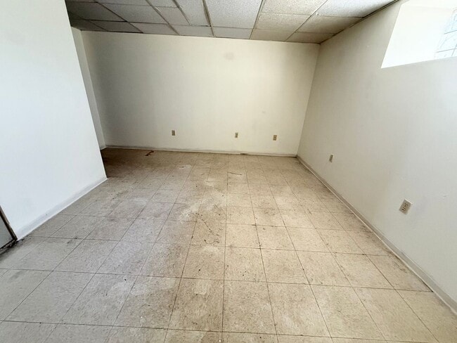 Building Photo - Gorgeous 3-Bed Townhome in Lawncrest! Available NOW!