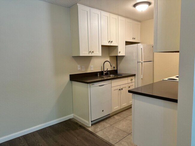 Building Photo - Chic and Updated Studio in Prime Location