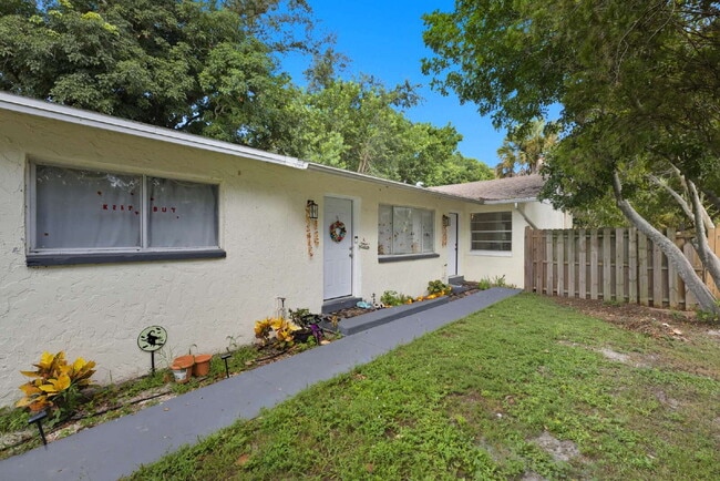 Building Photo - Non gated neighborhood in Naples