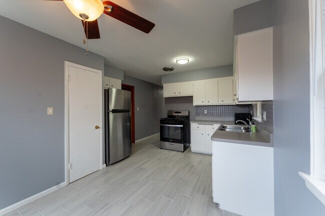 Building Photo - 1440 Maple Ave