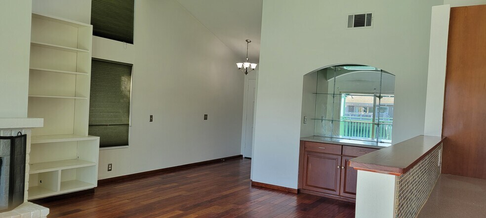 Entry - 4640 Eastbourne Bay