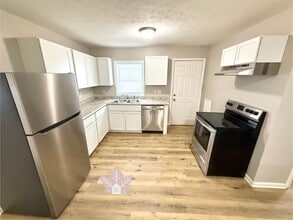 Building Photo - Warm and Welcoming 3 Bedroom 2 Bath Bungalow in a prime location!!!