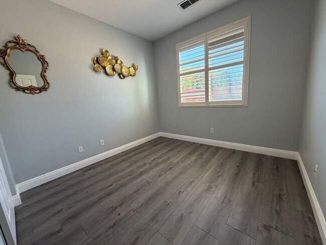 Building Photo - AVAILABLE NOW! LEASE TODAY! 4 Bedroom 3 Bath Elk Grove Home with Bonus Room!