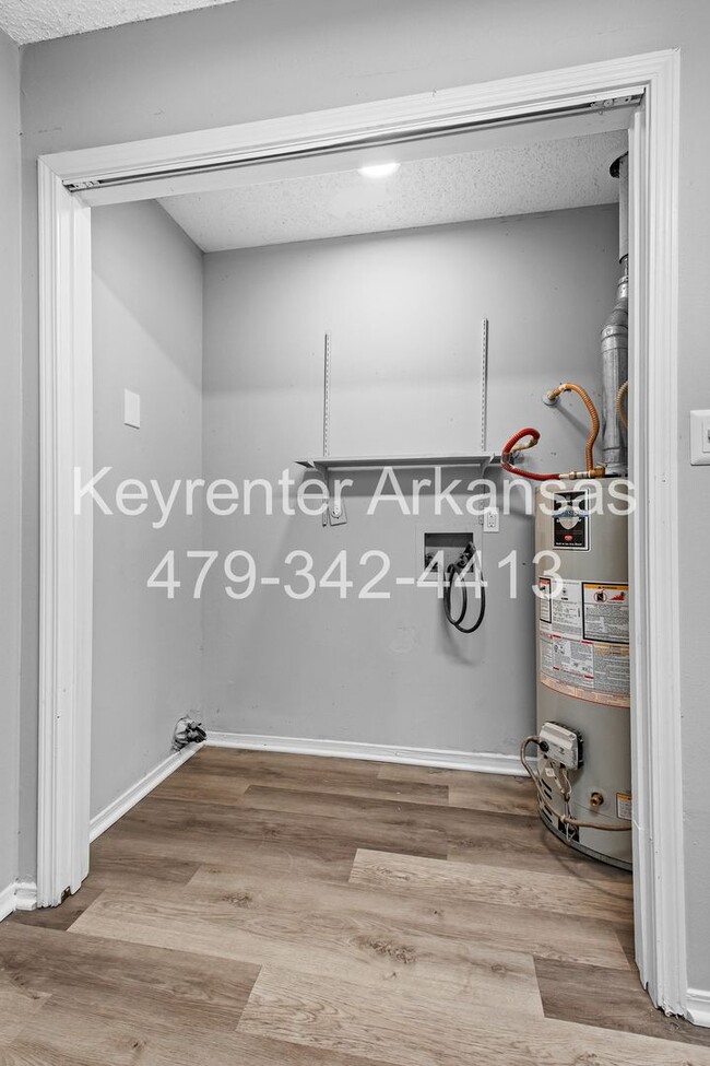 Building Photo - Newly Renovated Duplex in West Fayetteville!