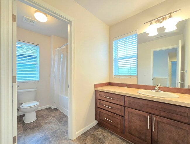 Building Photo - 3 Bedroom Home in Everett Available Now!