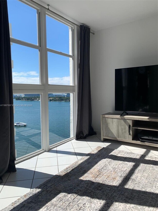 Building Photo - 1228 West Ave