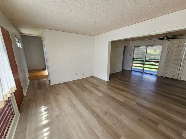 Building Photo - 3 bedroom, 1.5 bathroom and 2 parking condo.