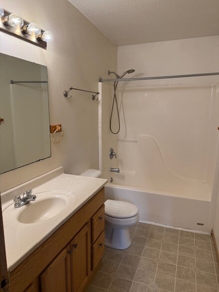 bathroom - 124 10th St N