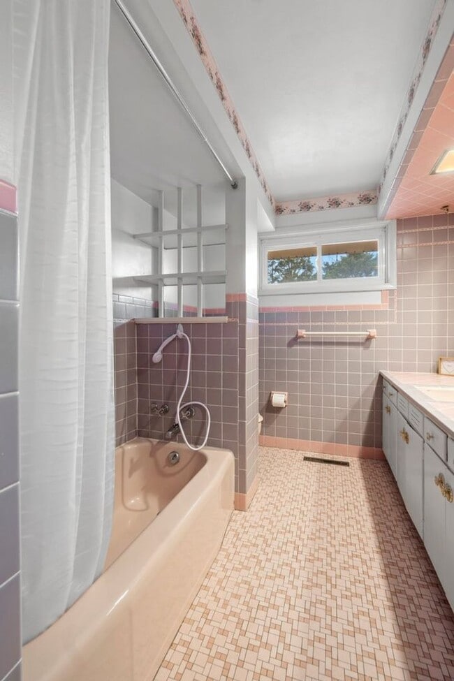 Building Photo - House Close To Campus!