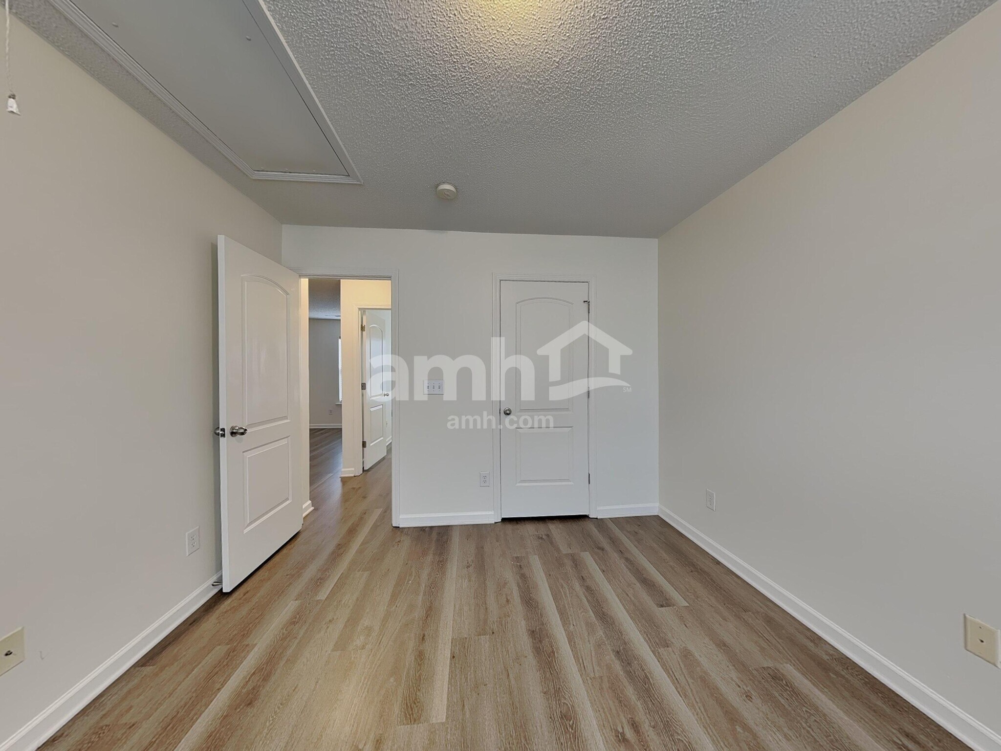 Building Photo - 6004 Glen Way Dr