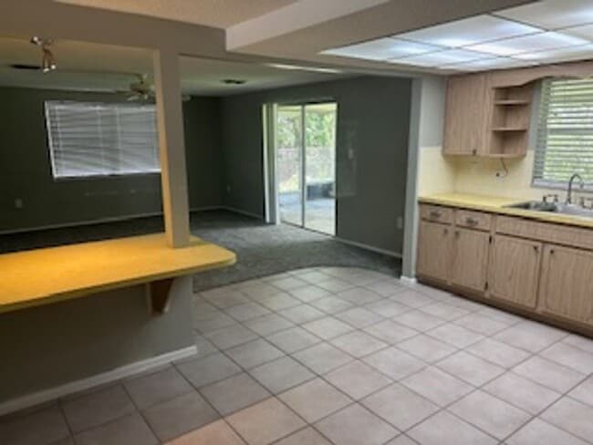 Building Photo - AVAILABLE NOW!!  Well maintained 2/2 in a ...