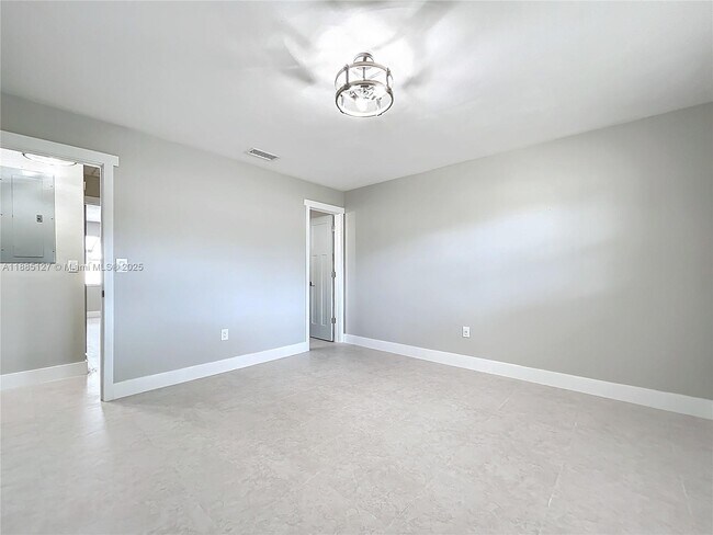 Building Photo - 13804 Kendale Lakes Dr