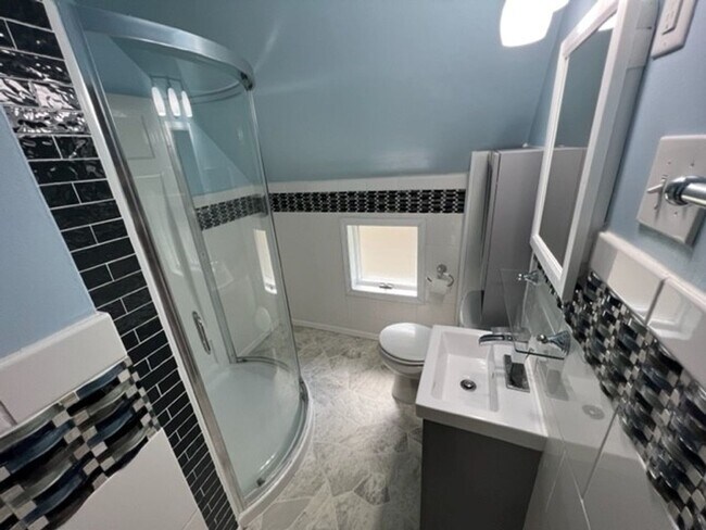 Building Photo - Duluth, MN - 4 Bedroom - 2 Bath - 2 car garage - Single family home