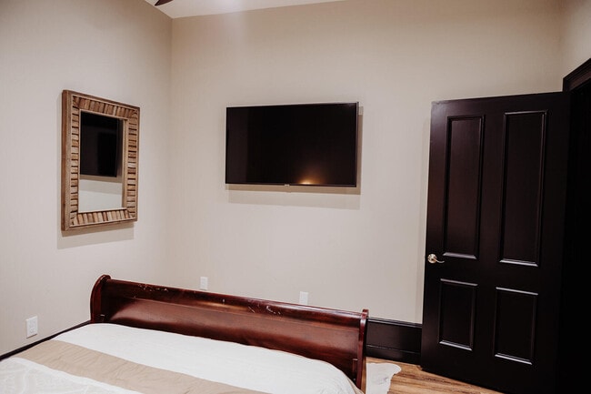 Building Photo - 275 S Limestone