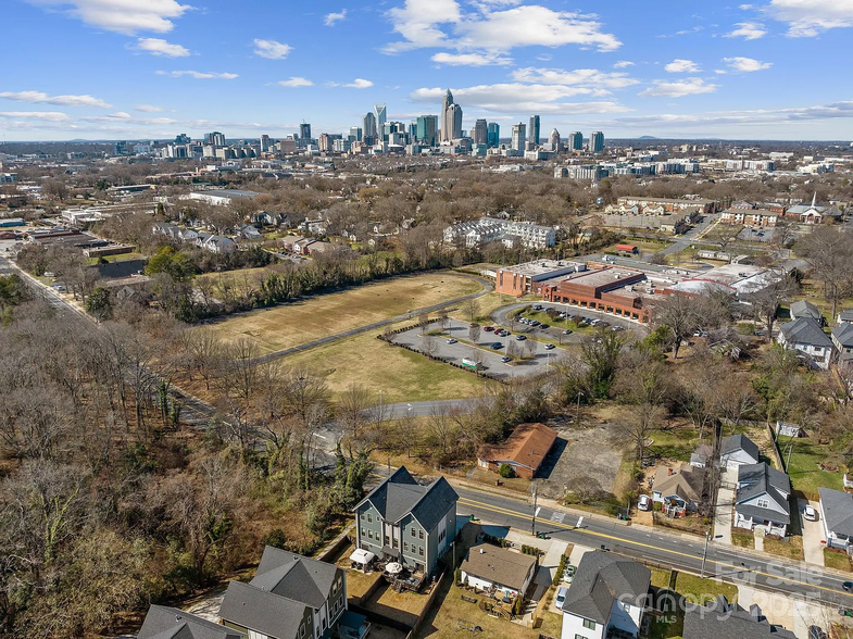 Building Photo - 1500 Hawthorne Ln