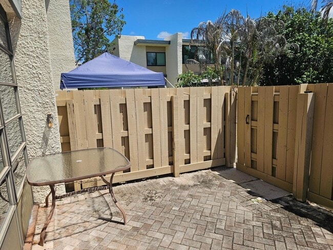 Building Photo - 1500 NE 13th Terrace