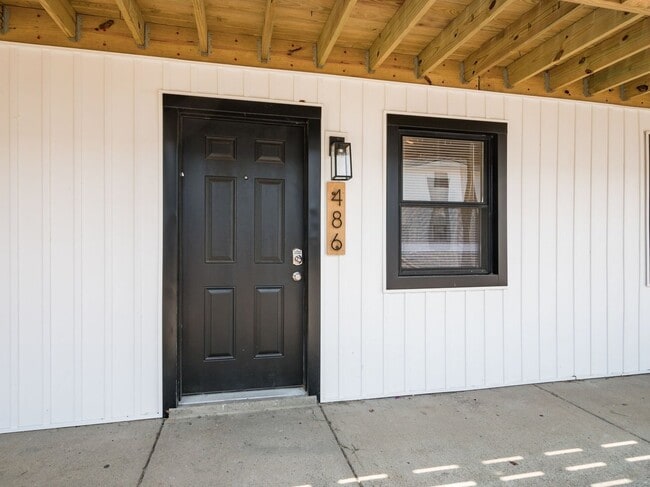 Building Photo - 494 Forest St