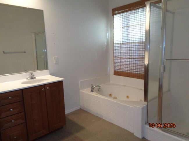 Building Photo - Large 2 Story Offering 3419 sq. ft. and 5 bedrooms plus loft