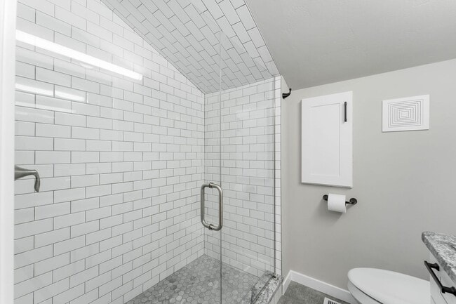 Building Photo - FURNISHED HOUSE! Short or Long Term! Large Newly Renovated Fully Furnished Modern 5 Bedroom Home ...