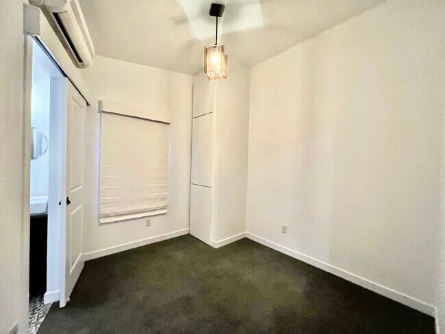 Building Photo - Richmond Neighborhood Condo w/100 bike score on walkscore.com MOVE IN SPECIAL: 1/2 OFF FIRST MONT...