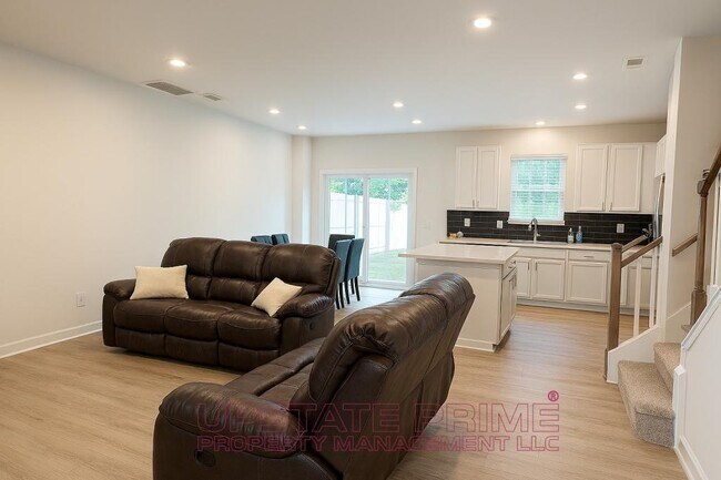 Building Photo - 340 Lograto Ln