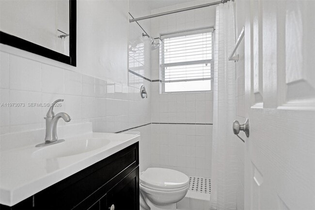 Building Photo - 949 SE 10th Ct