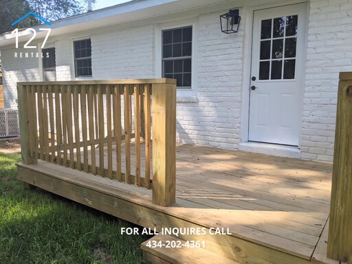 Building Photo - 2-Bedroom Duplex with In-Unit Laundry & Lawn Care Included!