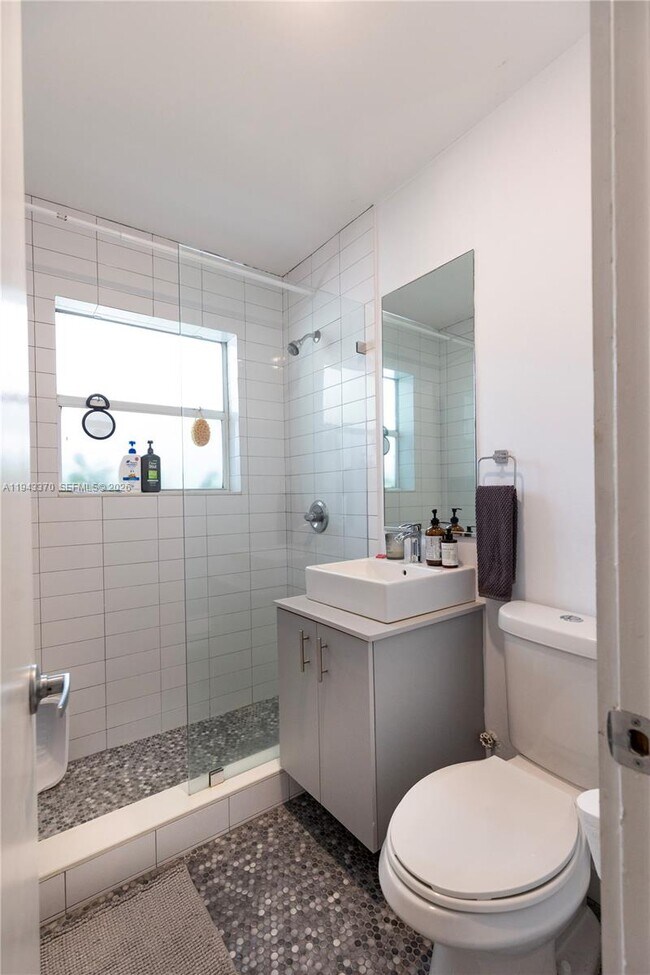 Building Photo - 2825 SW 3rd Ave