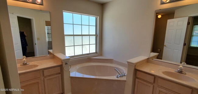 Building Photo - 2428 Cedar Trace Dr E