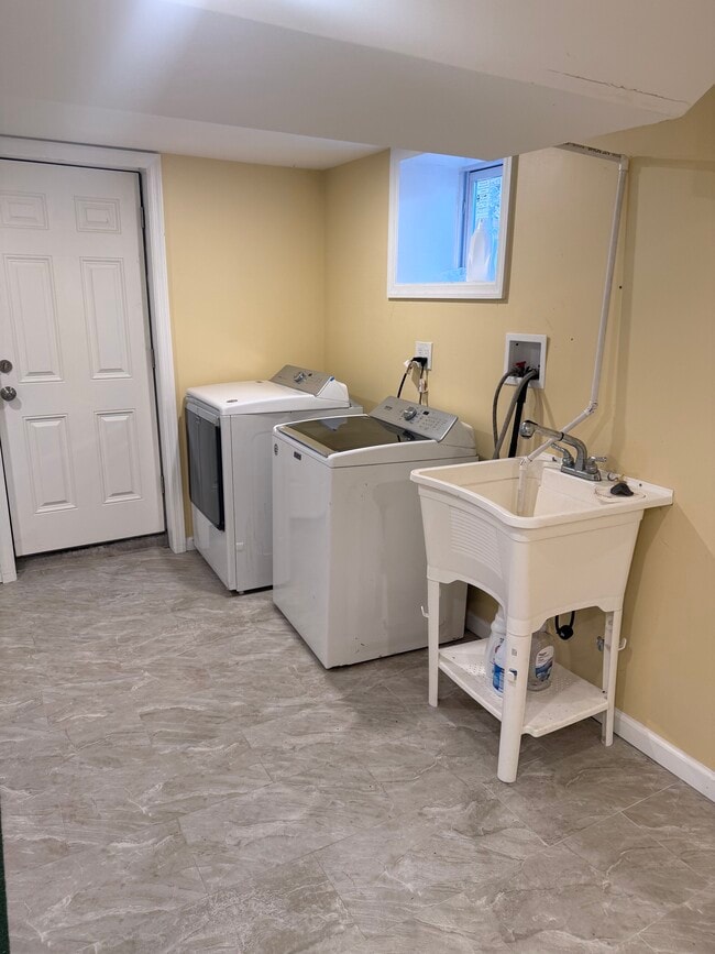 Building Photo - 21 Bellport Pl