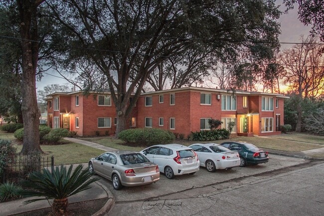 Building Photo - 2B/1B Apartment - $300 OFF 1ST MONTH SPECIAL