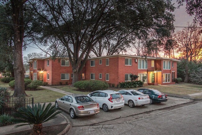 Building Photo - 3914 Gilbert Dr