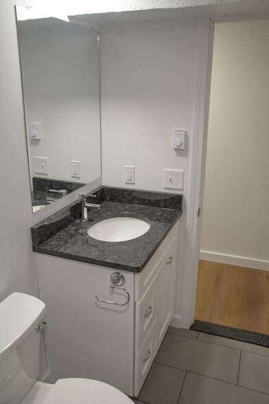 Building Photo - 548 Main St