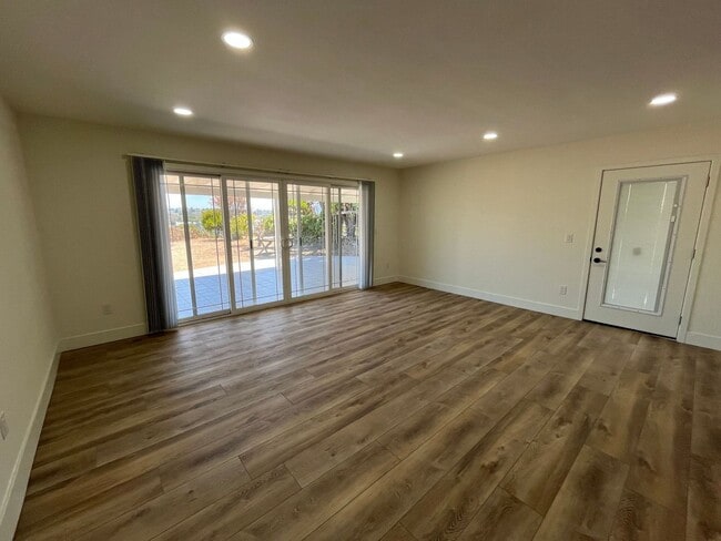 Building Photo - Remodeled in 2025!! Modern Big 7 Bedroom H...
