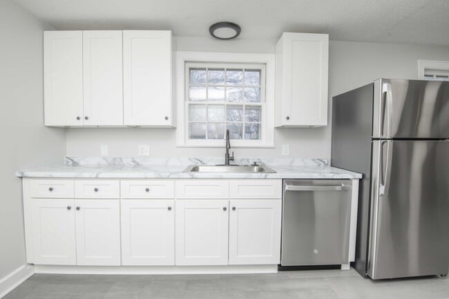 Building Photo - 2440 Woodbine Ave