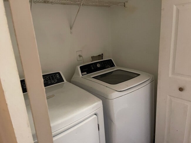 Building Photo - 6206 Flat Trce